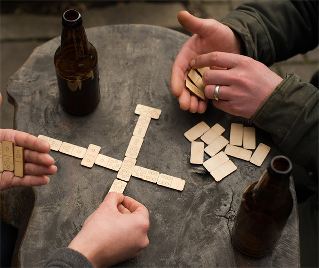 walnut-travel-dominoes