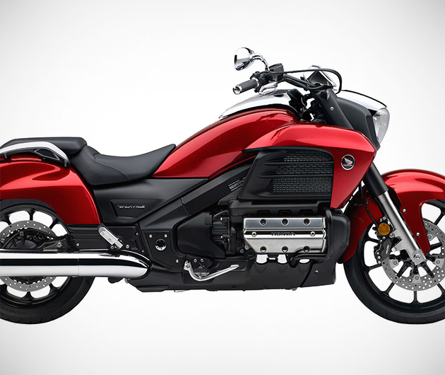 2015-honda-gold-wing-valkyrie-01