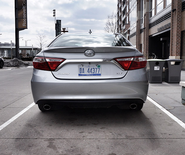 2015-toyota-camry-xle-v6-09