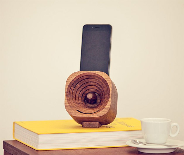 trobla-wooden-smartphone-amplifier-01