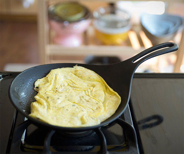 iwachu-cast-iron-omellette-pan-04