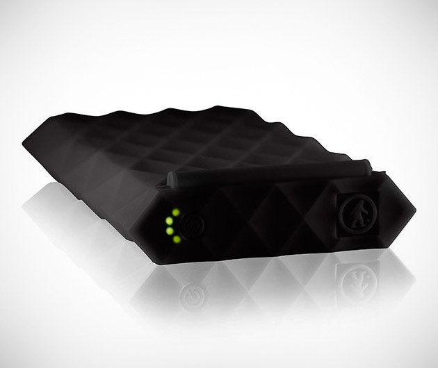 outdoor-tech-kodiak-plus-waterproof-powerbank-02