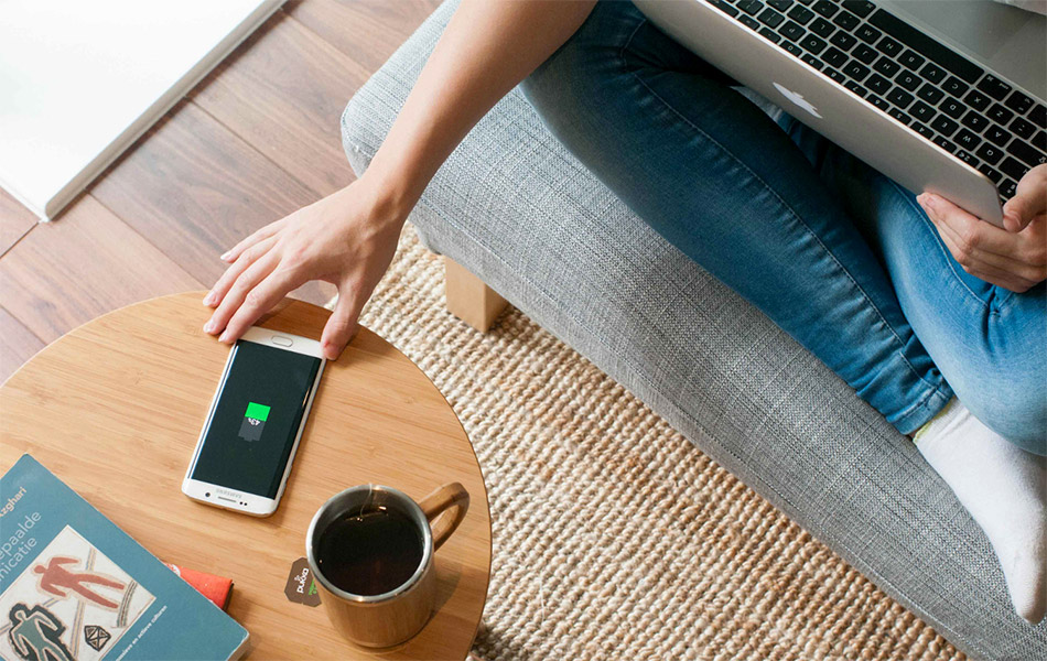 furniqi-wireless-charging-bamboo-side-table