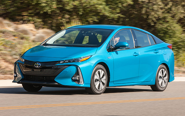 2017-toyota-prius-plus-02