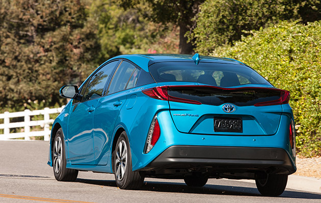 2017-toyota-prius-plus-03