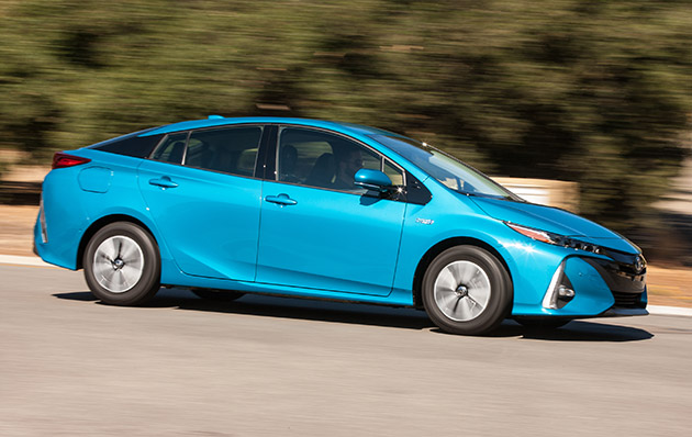 2017-toyota-prius-plus-06